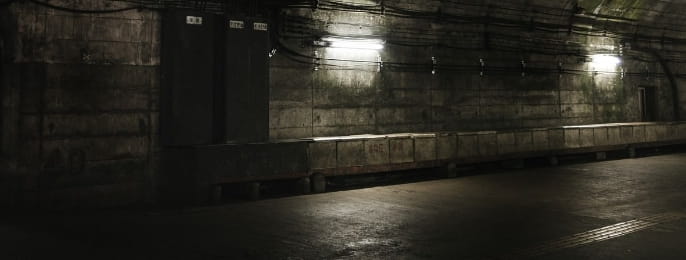 薄暗いトンネルの風景