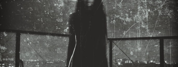 フェンス越しに見える人影